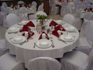 Những cách sắp xếp bàn tiệc cho các bữa tiệc