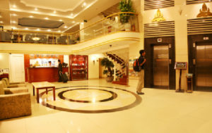 Thùng rác đá hoa cương trong sảnh khách sạn