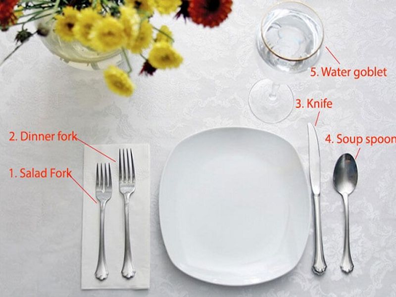 Sắp xếp dao muỗng nĩa như thế nào là đúng chuẩn?