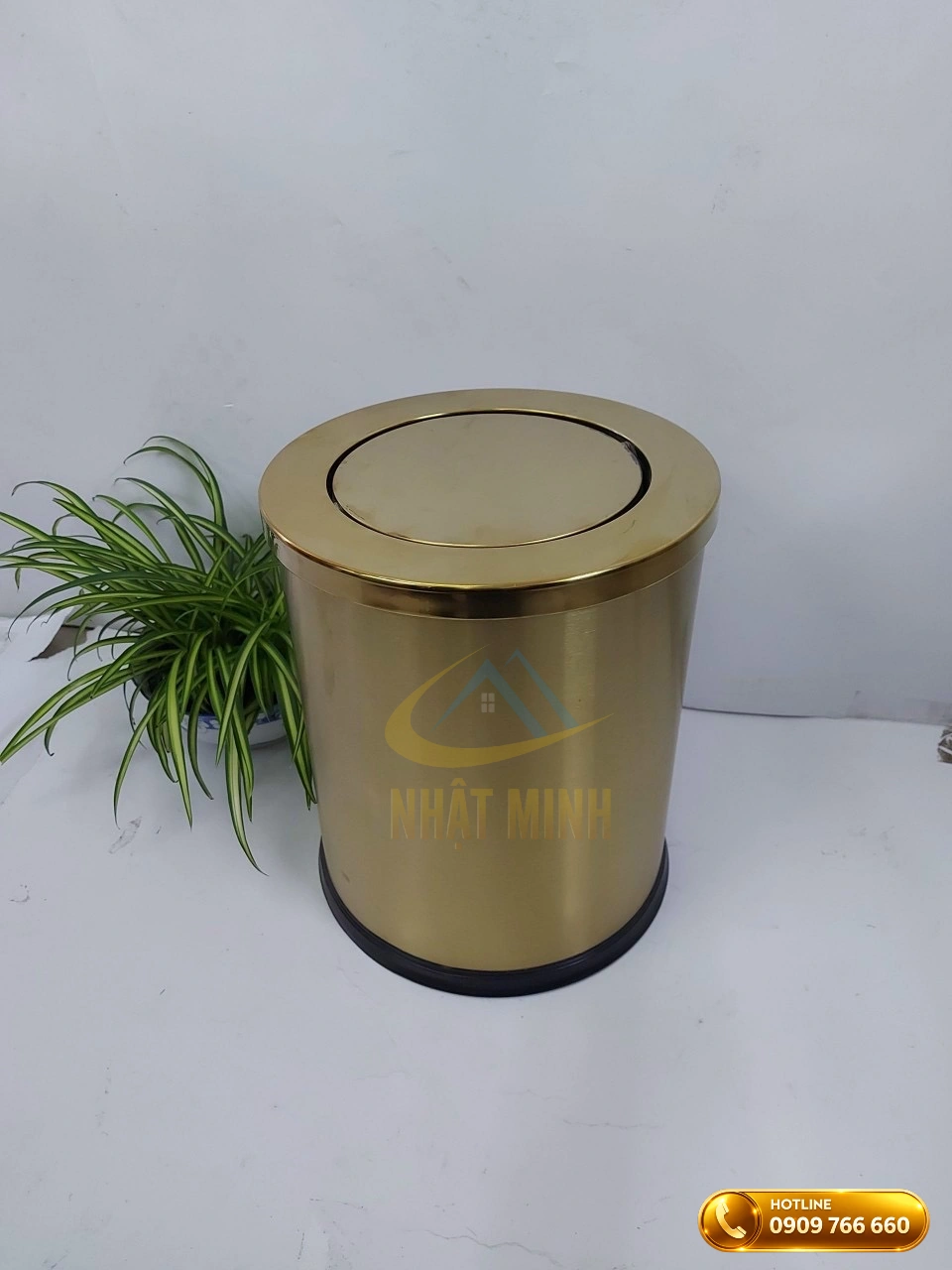 Thùng rác trong phòng khách sạn mạ vàng