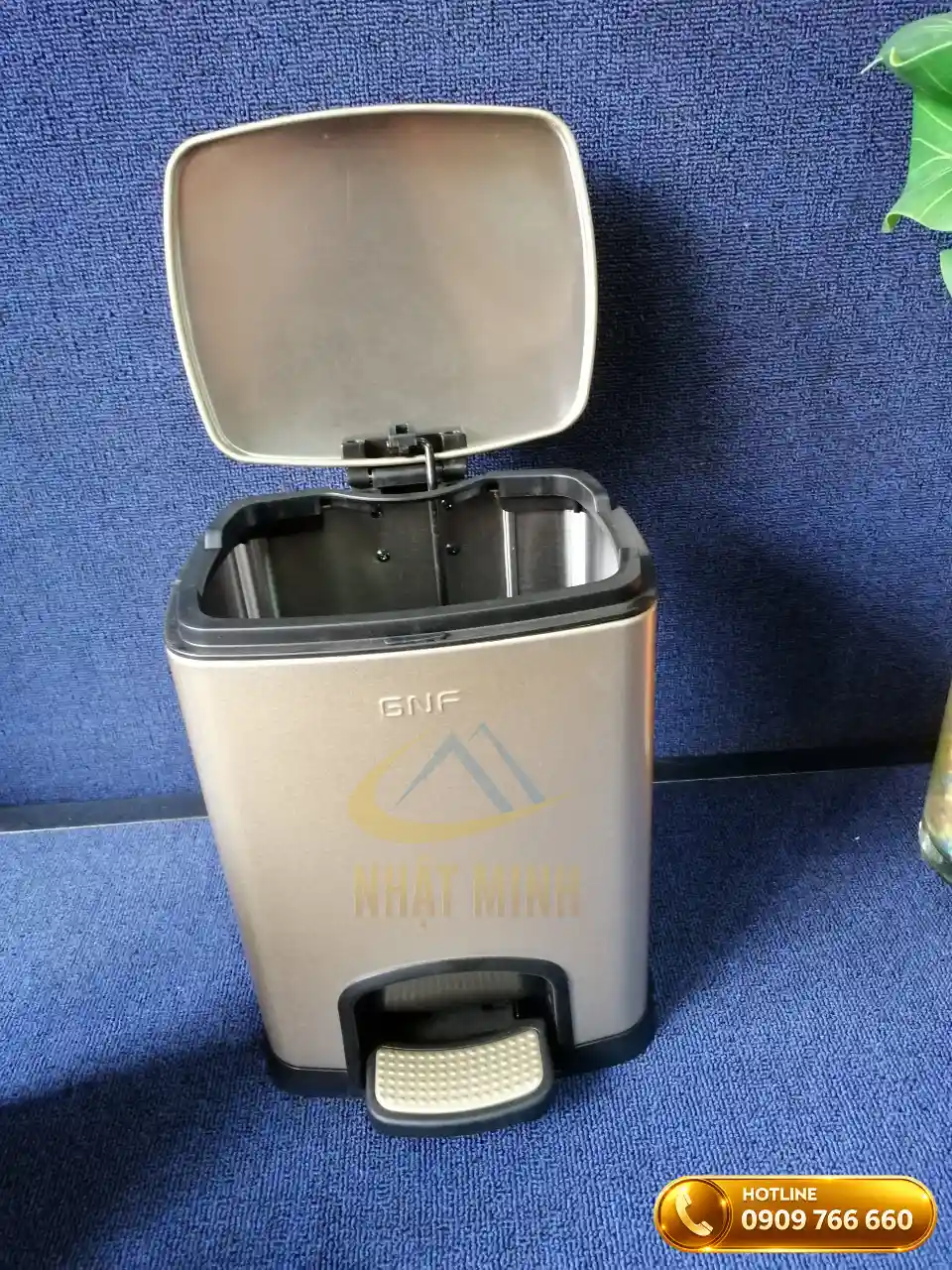 Thùng rác trong phòng khách sạn nắp bật