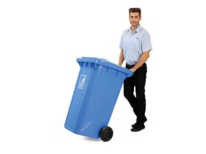 Thùng rác giúp người thu gom rác dễ dàng di chuyển