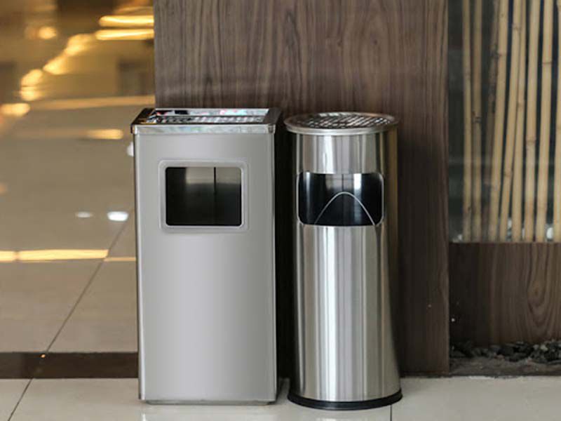 Thùng rác inox có nắp lật thường được đặt ở sảnh khách sạn
