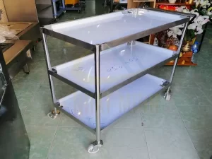 Khi lựa chọn xe đẩy phục vụ thức ăn đồ uống cần chú trọng đến kích thước