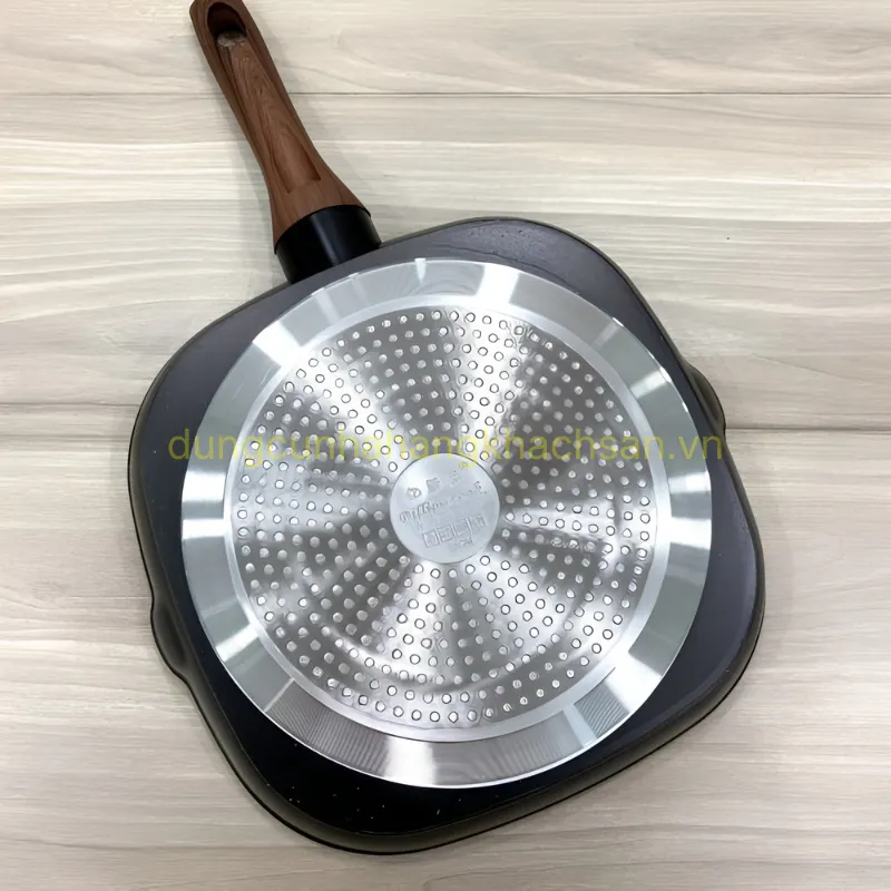 Chảo chiên chống dính vuông mỏ vịt cán gỗ BE-NM828Z