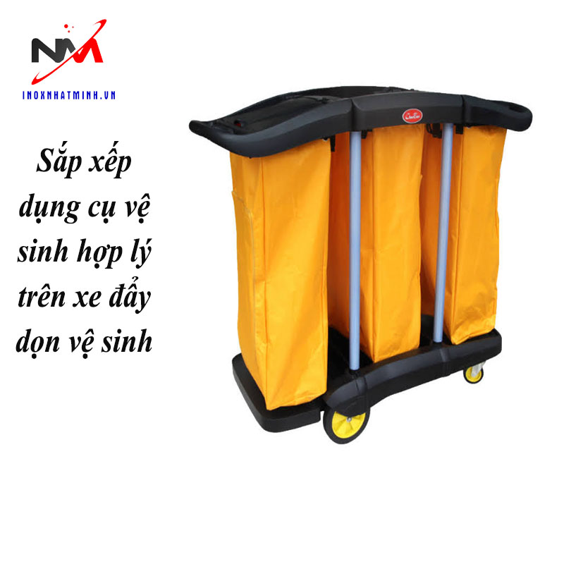 Sắp xếp dụng cụ vệ sinh hợp lý trên xe đẩy dọn vệ sinh