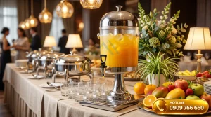 Bình nước ép trái cây buffet cao cấp phục vụ trên bàn tiệc nhà hàng