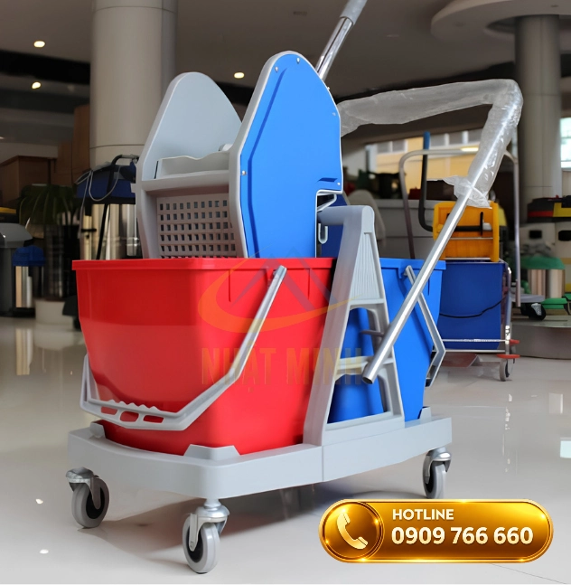 Xe ép nước lau sàn màu xanh