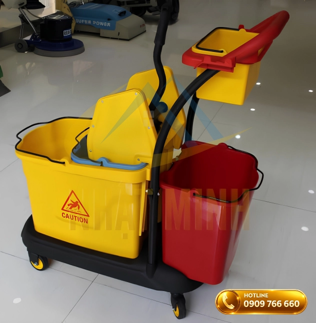 Xe ép nước lau sàn màu vàng