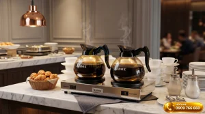 Bộ bình hâm cà phê tiêu chuẩn đặt trên quầy phục vụ tiệc buffet sang trọng