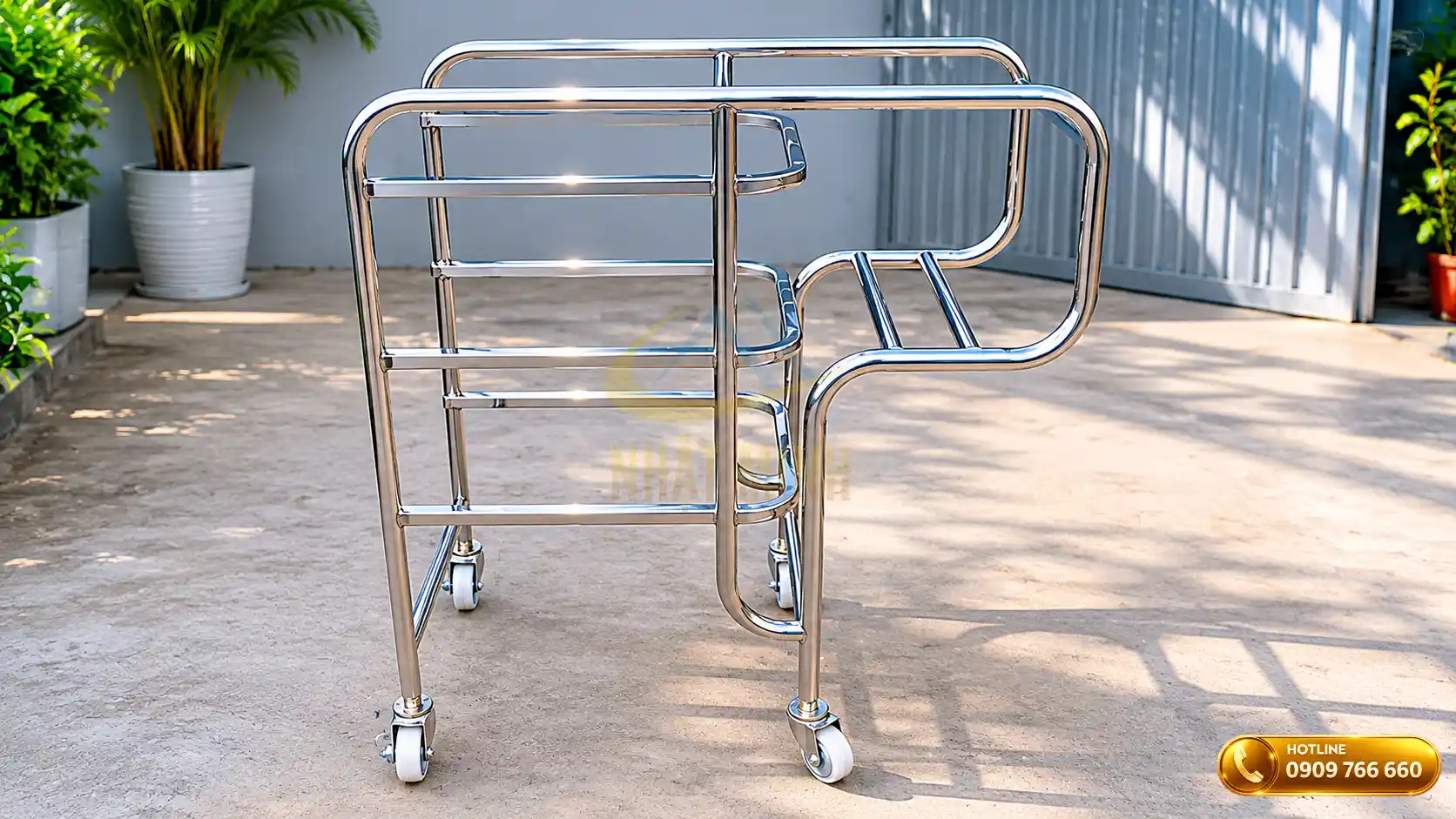 Cận cảnh chi tiết cấu tạo khung inox sáng bóng của xe đẩy thu dọn