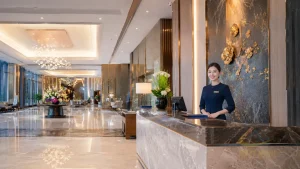 Không gian tiền sảnh khách sạn sang trọng đẳng cấp 5 sao với nhân viên tươi cười chào đón khách