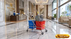 Xe ép nước lau sàn công nghiệp 2 xô dung tích lớn sử dụng tại sảnh khách sạn sang trọng